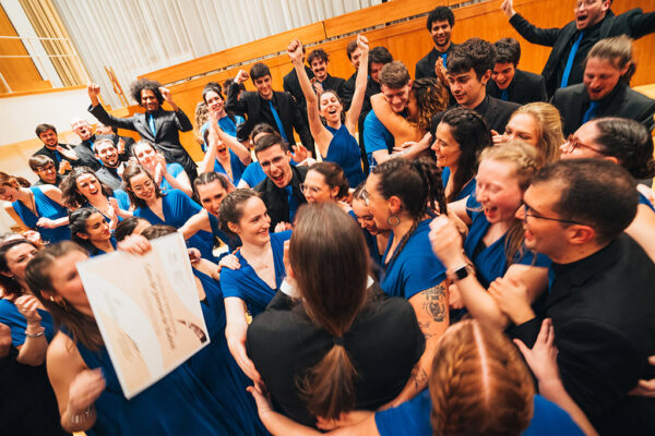 Celebración del Coro de Jóvenes de Madrid tras proclamarse ganador